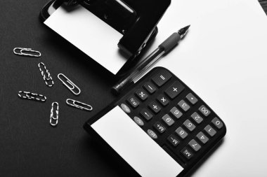 İş ve iş kavramı. Siyah ve beyaz arka plan üzerinde izole office araçları yakın çekim