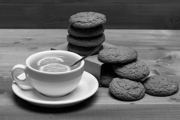 Concepto inglés de té y panadería. Galletas de avena como pastelería sabrosa para la taza de té — Foto de Stock
