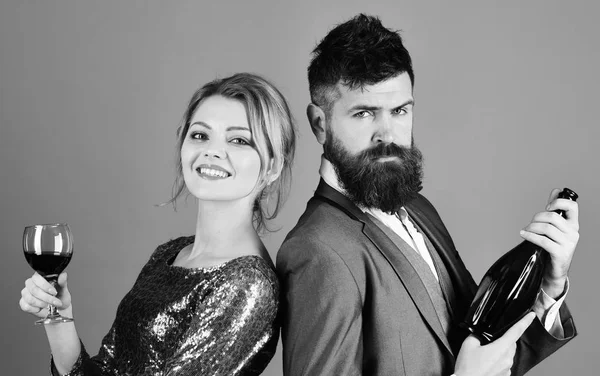 Şarapdenemeye, kutluyor kavramı. Kaç aşk şarap gülümseyen ve ciddi tatma içinde yüzler