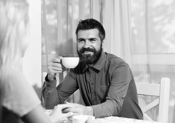 남자와 행복 한 얼굴 빛 카페 배경, defocused에 뜨거운 음료의 컵을 보유 하고있다. 남자는 테이블에서 커피 또는 차를 마신다. 휴식 하는 남자 — 스톡 사진