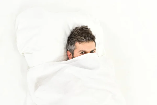 Guy hides face under blanket. Lazy and laziness — Stock Photo, Image