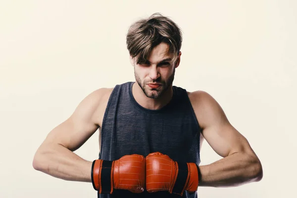 Conceito de campeonato e treino. Boxer faz hits e socos como treinamento — Fotografia de Stock