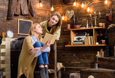 Kızlar ilginç bir kitap tartışıyor. Anne ve kızı okuma klasik romanı. Kadın öğretim onun çocuk edebiyatı evde, özel eğitim kavramı. Kız Öğrenci Final sınavları için hazırlık