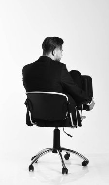 İşadamı beyaz arka plan üzerinde izole çözümleri hakkında düşünüyor. Adam akıllı takım için yeni fikirler görünüyor.