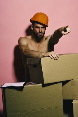 Cinsellik ve hareketli kavramı. Adam seksi gövde ile kutuları çıplak durumda