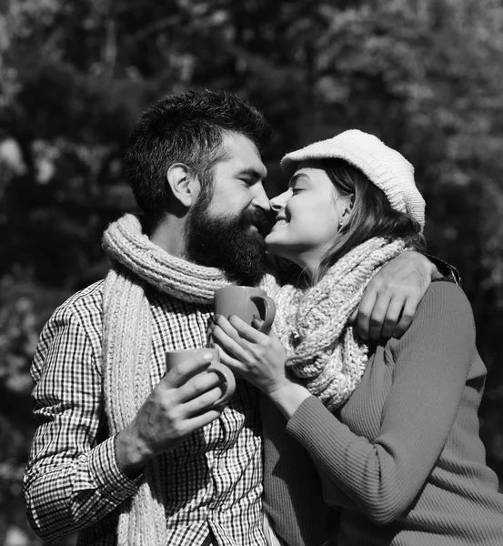 Mann Und Frau Mit Glücklichen Gesichtern Auf Naturhintergrund Herbst Dating — Stockfoto