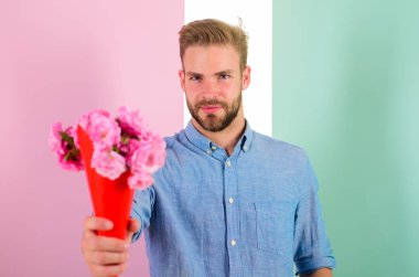 Senin maço verir çiçekler için romantik hediye olarak bu. Kendine güvenen erkek arkadaşı buket çiçek tutar. Adam romantik tarih için hazır buket pembe çiçekler getir. Adamı getirdiğimde vermek hoş romantik hediye