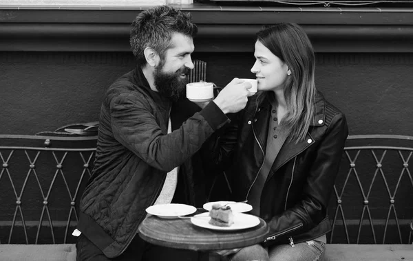 Relatie en datum concept. Vrouw en man met lachende gezichten hebben datum in café. — Stockfoto