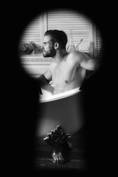 Seksiä Erotiikkaa Kylpyhuoneessa Istuva Mies Jolla Kylpytuotteita Taustalla Macho Istuu — kuvapankkivalokuva