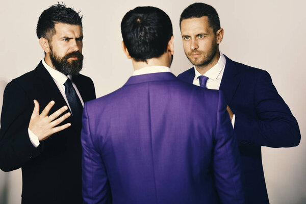 Бизнесмены носят умные костюмы и галстуки. Руководители пытаются найти компромисс на светло-сером фоне
.