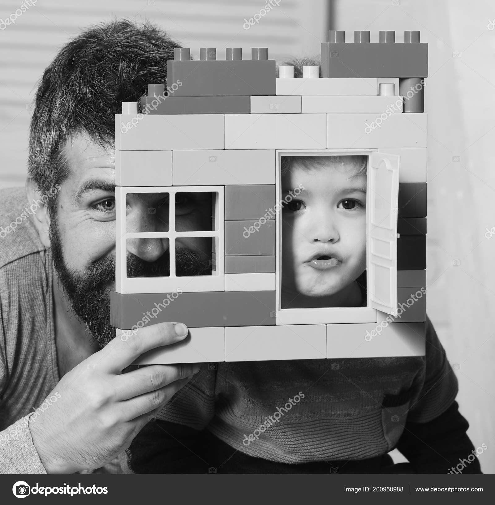 Папа И Ребенок Прячутся За Домом Из Цветных Блоков. Мальчик И.