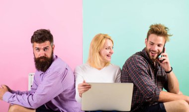 Mobil Gadget dizüstü bilgisayar ile şirket mutlu arkadaşlar. Modern toplum internet olmadan hayat düşünemiyorum. Modern teknoloji. Internet faydaları. Erkek ve kadın her yerde ağa erişim hakkına