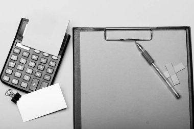 İş kartı boş alanı ve cilt Yapışkan Not aracı yakın. Farklı renk kalem yeşil küçük klasörde yakınındaki yer imleri