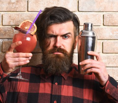 Sakallı barmen, şık saçlı ve sert yüzlü.