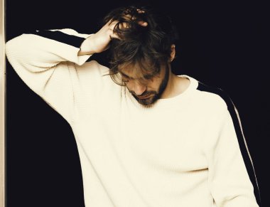 Kazaklı yakışıklı sakallı adam.