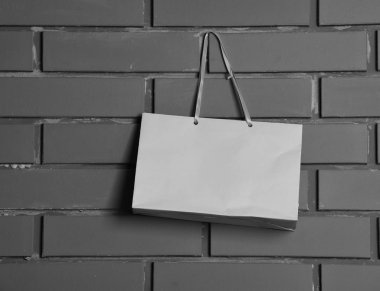 tuğla duvar arka plan üzerinde pembe alışveriş torbaları