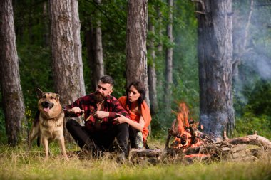 Alman çoban köpeği olan çift şenlik ateşinin yanında.,