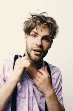 Kafası karışmış bir adam beyaz arka planda izole edilmiş..