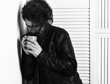 Kafkasyalı vahşi hippi elinde bardak ya da kupa tutuyordu.