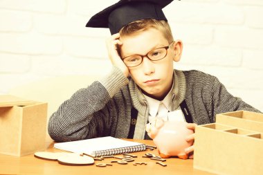 Genç, sevimli, küçük öğrenci.