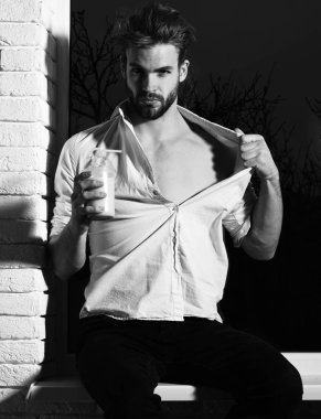 Yakışıklı, sakallı, maço, seksi adam.