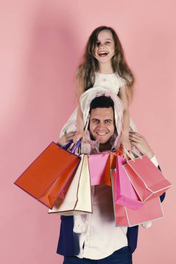 Öğrenci kız ve baba alışveriş yapar ve eğlenir. Alışveriş, hediyeler.