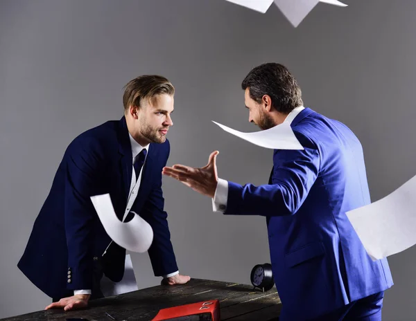 Männer im Anzug oder Geschäftsleute mit unglücklichem Gesichtsausdruck mit Papier — Stockfoto