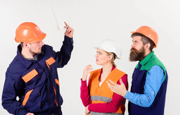 Concepto de disputa laboral. Hombres con sombreros duros y uniforme —  Fotos de Stock