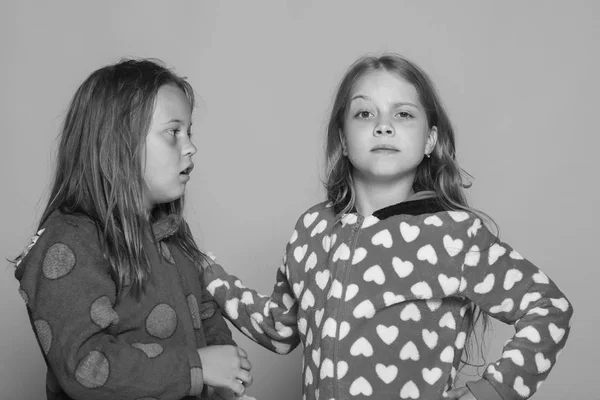 Barndom, vänskap och lycka koncept. Barn pose på rosa bakgrund. Flickor i färgglada ljusa pyjamas — Stockfoto