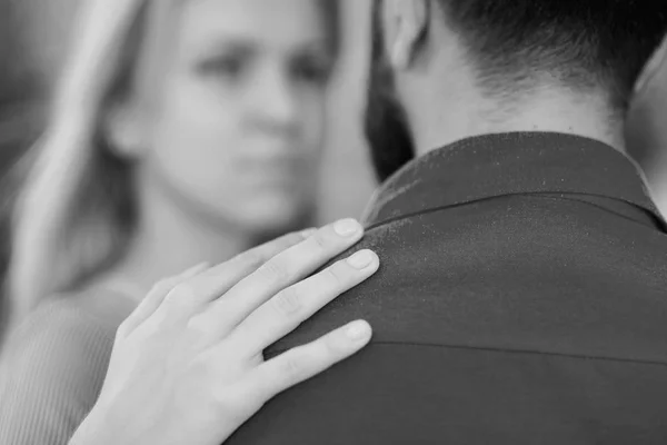 El hombre como soporte y protección para la mujer. Chica abraza hombre barbudo, poner la mano en su hombro . — Foto de Stock