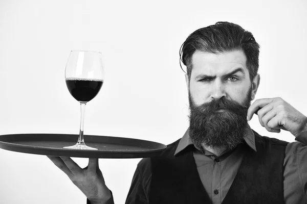 Barman med strikt ansikte innehar alkoholhaltig dryck curling mustasch. Service och restaurang catering koncept. Mannen med skägg — Stockfoto