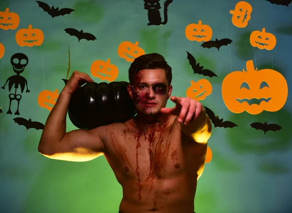 Cadılar Bayramı ve parti genel kavram. Göğüs üzerinde kan olan adam