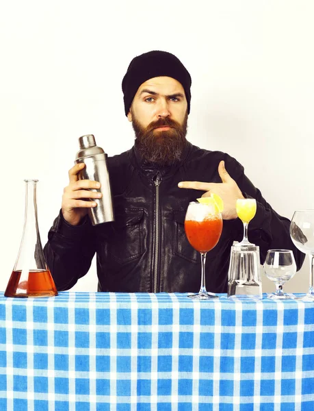 Hipster en glazen van alcoholhoudende dranken, cocktails, schotels of shakers — Stockfoto