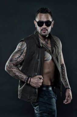 Tıraşsız yüzündeki sakallı dövme modeli. Dövmeli adam dövme göğüs ve kollar ile altı paketi ve AB sakallı adam. Moda stil ve eğilim. Moda maço trendy güneş gözlüğü, vintage filtre