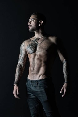 Dövmeli adam seksi kas gövde göster. Sporcu altı paketi ve AB vücut geliştirmeci pazı ve triceps ile. Dövme kot pantolon ile manken. Fitness ve spor vintage filtre ile ilgilenmek