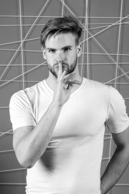 Sakallı çekici adam sessizliğini gösteriyor. Gizli konsept. Kıllı, sakin, gizemli yüzü olan, pembe geçmişi olan bir adam. Sakalsız adam yakışıklı, bakımlı ve kendinden emin görünüyor.