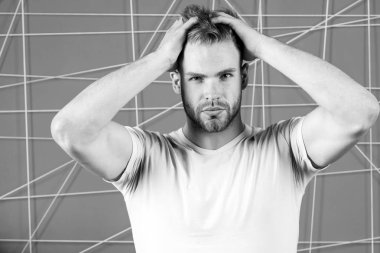 Tüylü, katı yüzlü adam saçlarının tazeliğinin ve pembe geçmişinin tadını çıkarıyor. Saç bakım konsepti. Sakallı ya da traşsız bir adam yakışıklı ve saçlarına iyi bakılmış. Sakallı adam saç stili ile çekici.