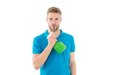 Plastik sprey şişesi üzerinde beyaz izole bir dakika dostum. Maço su spreyi elinde. Hijyen ve temizlik. Nemlendirici ürün. Bahçe ve Temizleme Aracı. Ev işleri, ev ve tedavi konsepti