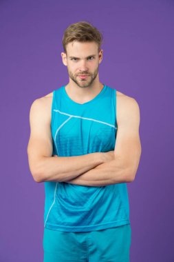 Güçlü olmaktan gurur duyuyorum. Erkek sporcu kıyafeti ciddi ve kolları katlanmış, menekşe arkaplan gibi. Vücudu kaslı, fiziğiyle gurur duyuyor. Sporcu kaslı vücuduyla gurur duyuyor.