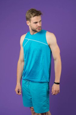 Bizim yaşam spordur. Adam sportif kıyafeti günlük eğitim için hazır. Sporcu her gün eğitim pedometer ile. Spor aksesuar olarak akıllı izlemek yardımcı olur denetim hayat işaretleri her gün eğitim sırasında