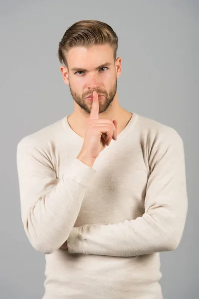 State zitti. Uomo bel gesto di silenzio attraente. Faresti meglio a mantenere il nostro segreto. Essere affidati al segreto può essere sia gioia che fardello. Guy chiede di mantenere il suo segreto — Foto Stock