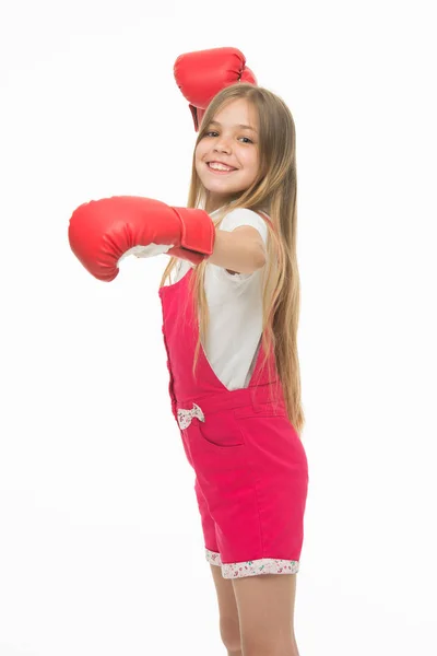 Kinderlächeln im Boxer isoliert auf weiß. glückliches Mädchen in Boxhandschuhen. Kind bereit zu kämpfen. Ich kann mich wehren. Sport Workout und Training. Schläge. Entwicklung und Gesundheit von Kindern. — Stockfoto