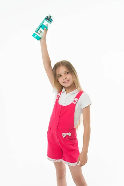 Enfant élever bouteille d'eau isolé sur blanc. Petite fille tenir bouteille en plastique dans la main. Soif et santé. Enfance. Seulement de l'eau propre et fraîche. Restez hydraté et en bonne santé. Eau potable pour la santé — Photo