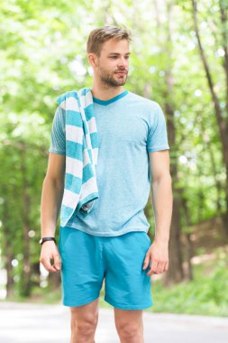 Sporcu eğitim hemen sonra. Doğal peyzaj havluda olan adam. Terli ve yorgun. Yaz plaj zaman ve tatil dinlenmek. Hijyen ve welness. Spor ve sağlık