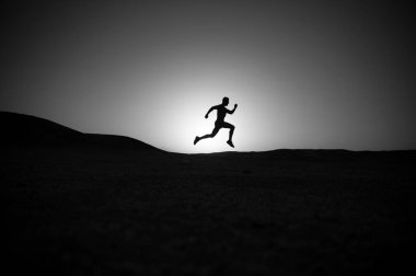 adam siluet günbatımı gökyüzüne çalıştıran