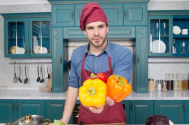 Sezonunda satın. Pik sezon satın alma daha lezzetli sebze olun. Mevsim sebzeleri maddeler ortalama yemek başka bir seviyeye alabilir. Taze biber sebze elinde Şef