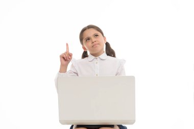 Harika bir fikir. Kız işi ya da laptopla oynamak beyaza izole edilmiş. Küçük çocuk bilgisayarla otururken ilham aldı. Siber pazartesi. Online eğitim. Sadece ilham geldi. Modern yaşam için yeni teknoloji, boşluğu kopyala