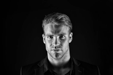 Berber ve erkek güzellik. Kıl ile adamın yüzü. Formal giyim yakışıklı işadamı. Genel Kurul liderlik iş. Hayatı ciddiye alıyor. Güven ve karizma, siyah ve beyaz