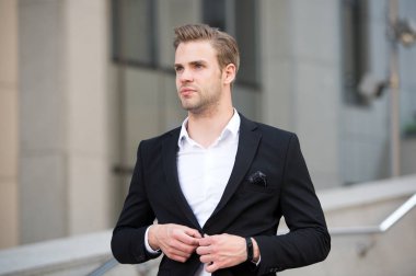 Tek tip iş ortamları edep profesyonellik Kültür Örgütü dokuma. Adam resmi elbise işadamı de kentsel arka plan bakımlı. Profesyonel kıyafetleri giymek profesyonel ortamlarda