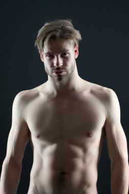 Seksi göğüs ve karın ile vücut geliştiricisi. Adam atlet Sığdır gövde ile. Sporcu altı paketi ve ab kas göster. Egzersiz ve spor salonunda eğitim etkinliği. Spor welness ve fitness kavramı